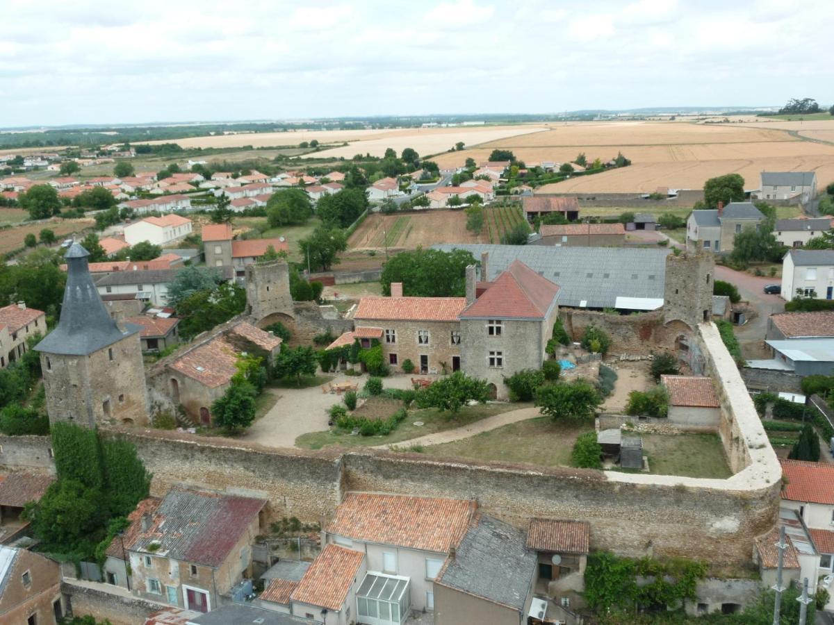 Le Vieux Chateau Airvault Exteriér fotografie