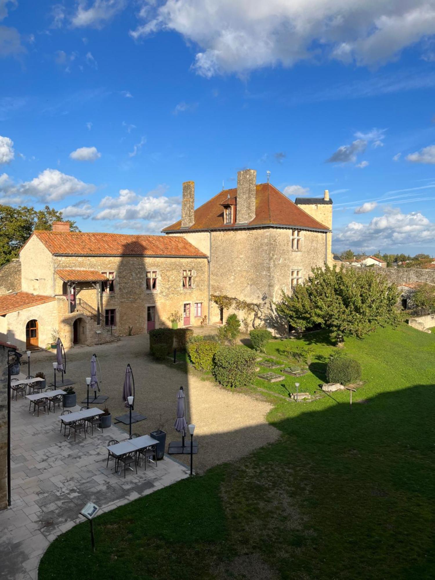 Le Vieux Chateau Airvault Exteriér fotografie