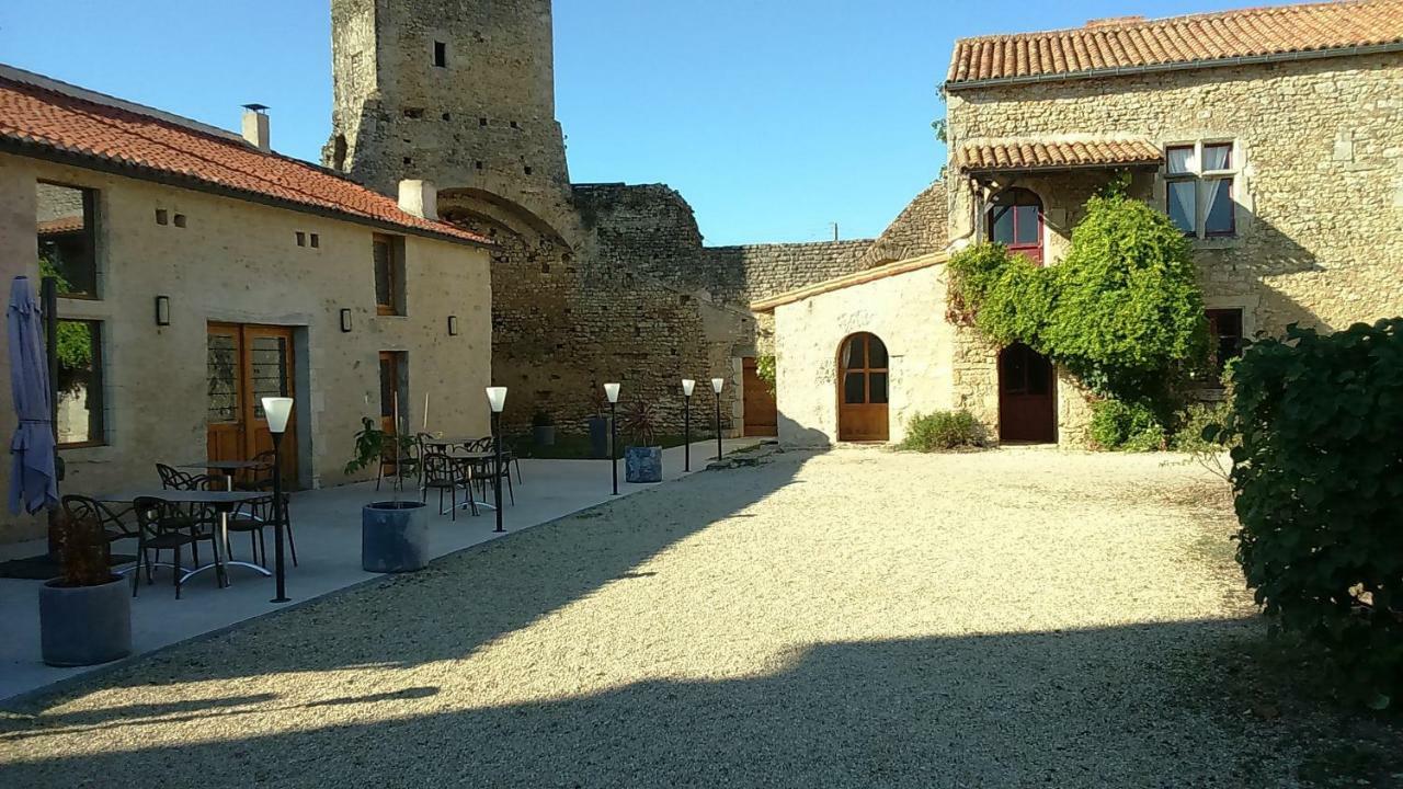Le Vieux Chateau Airvault Exteriér fotografie